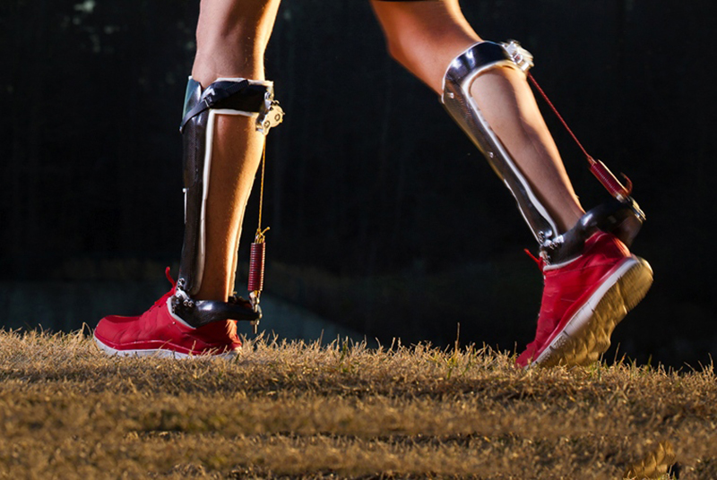 Bộ khung xương gắn chân hỗ trợ bệnh nhân đột quỵ có thể đi lại bình thường